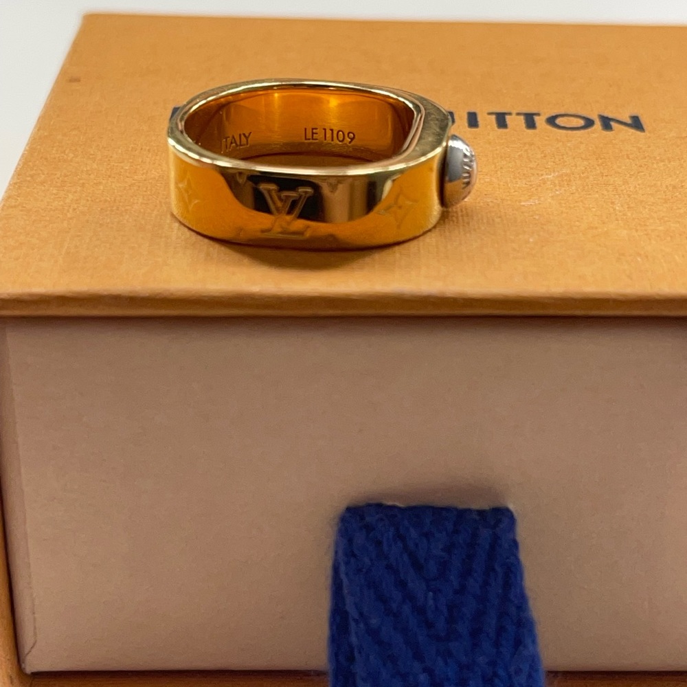 New ring warn a few time. With original box & dust bag